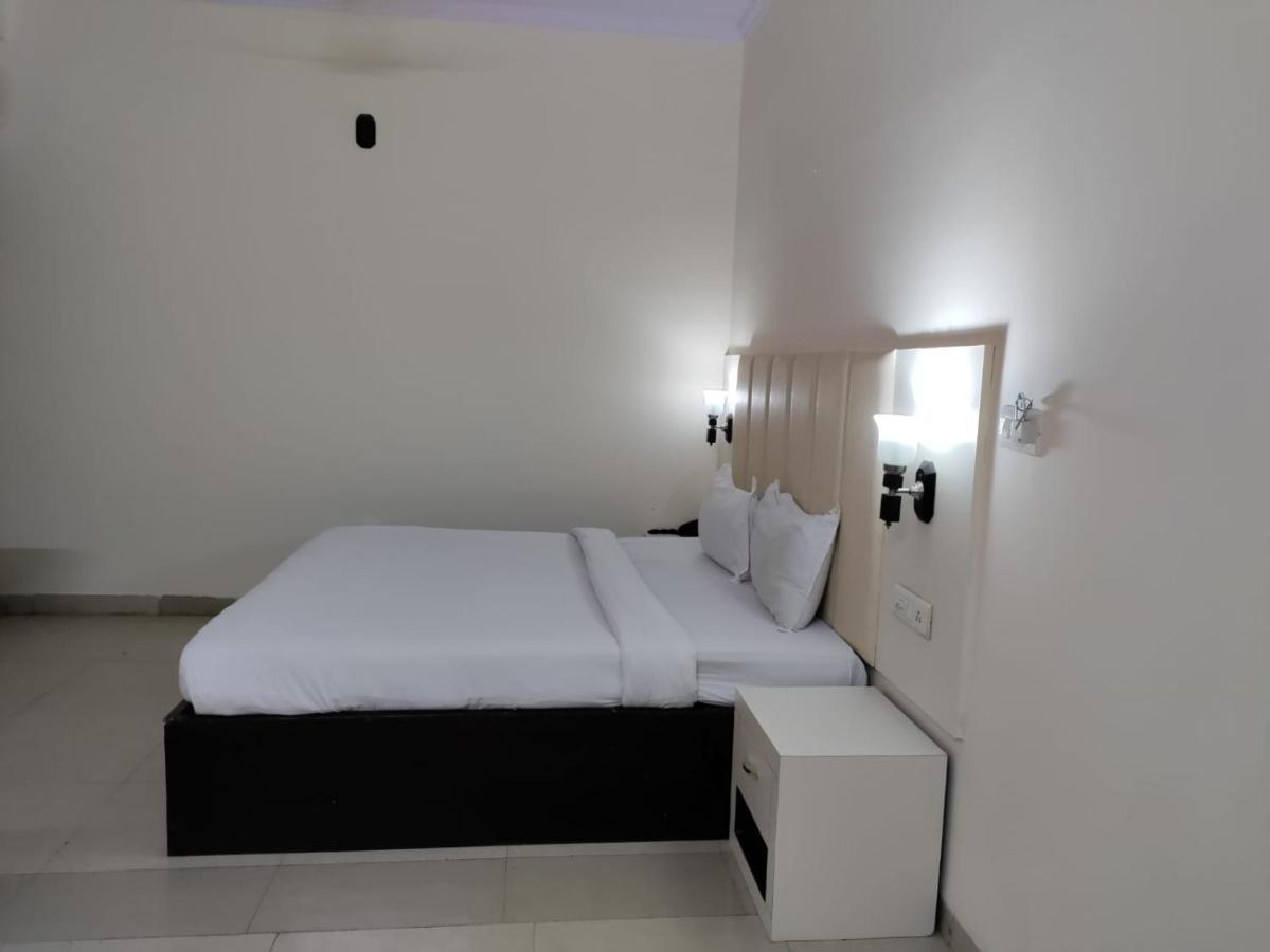 Hotel Tulip Palm Dźajpur Zewnętrze zdjęcie