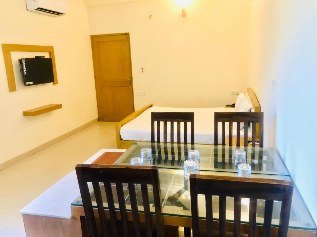 Hotel Tulip Palm Dźajpur Zewnętrze zdjęcie