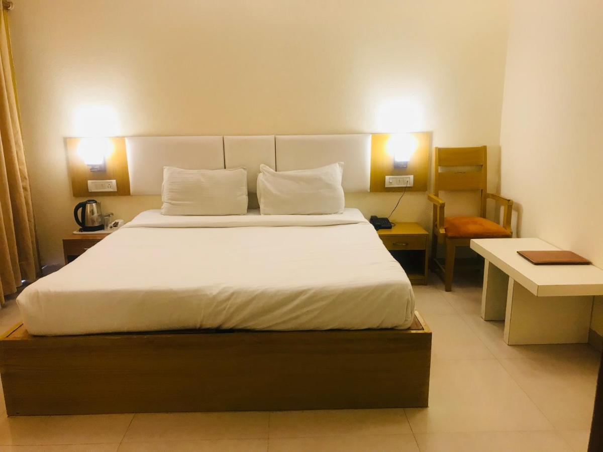 Hotel Tulip Palm Dźajpur Zewnętrze zdjęcie