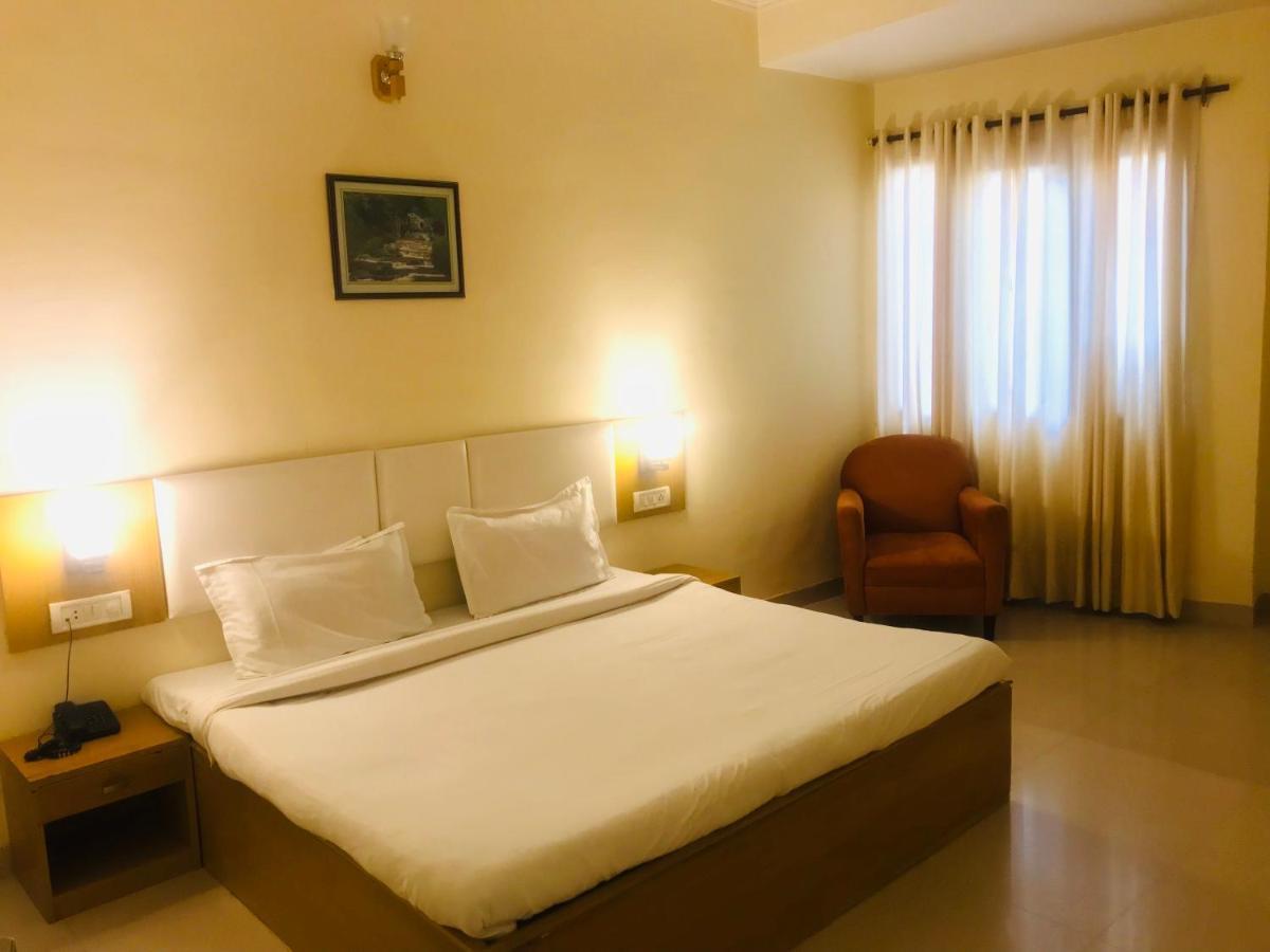 Hotel Tulip Palm Dźajpur Zewnętrze zdjęcie