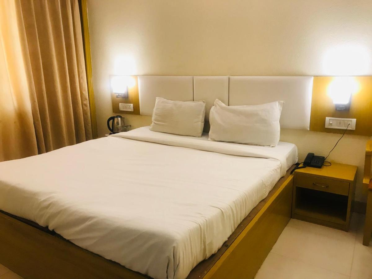Hotel Tulip Palm Dźajpur Zewnętrze zdjęcie