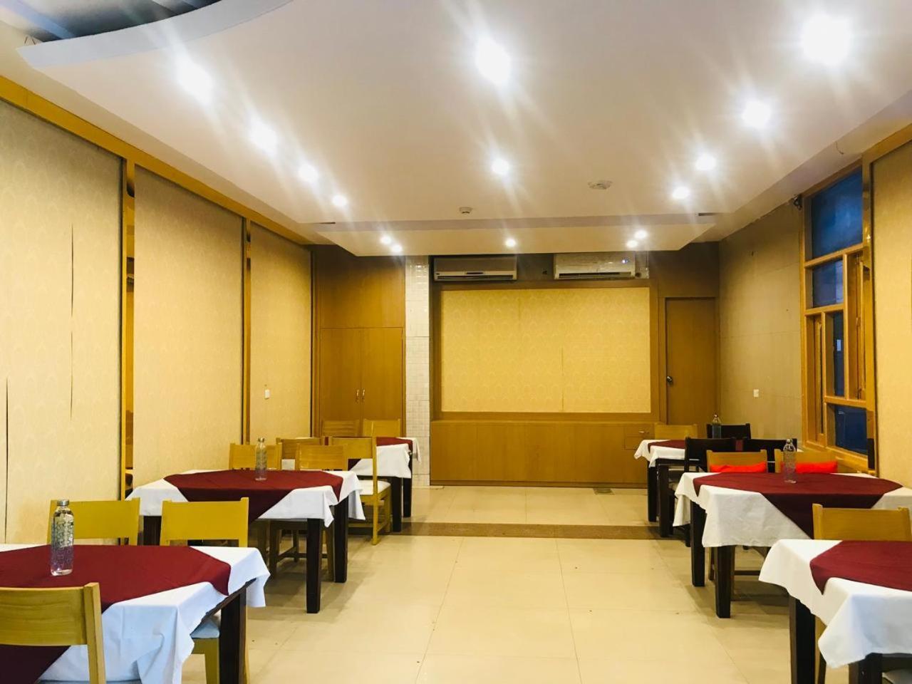 Hotel Tulip Palm Dźajpur Zewnętrze zdjęcie